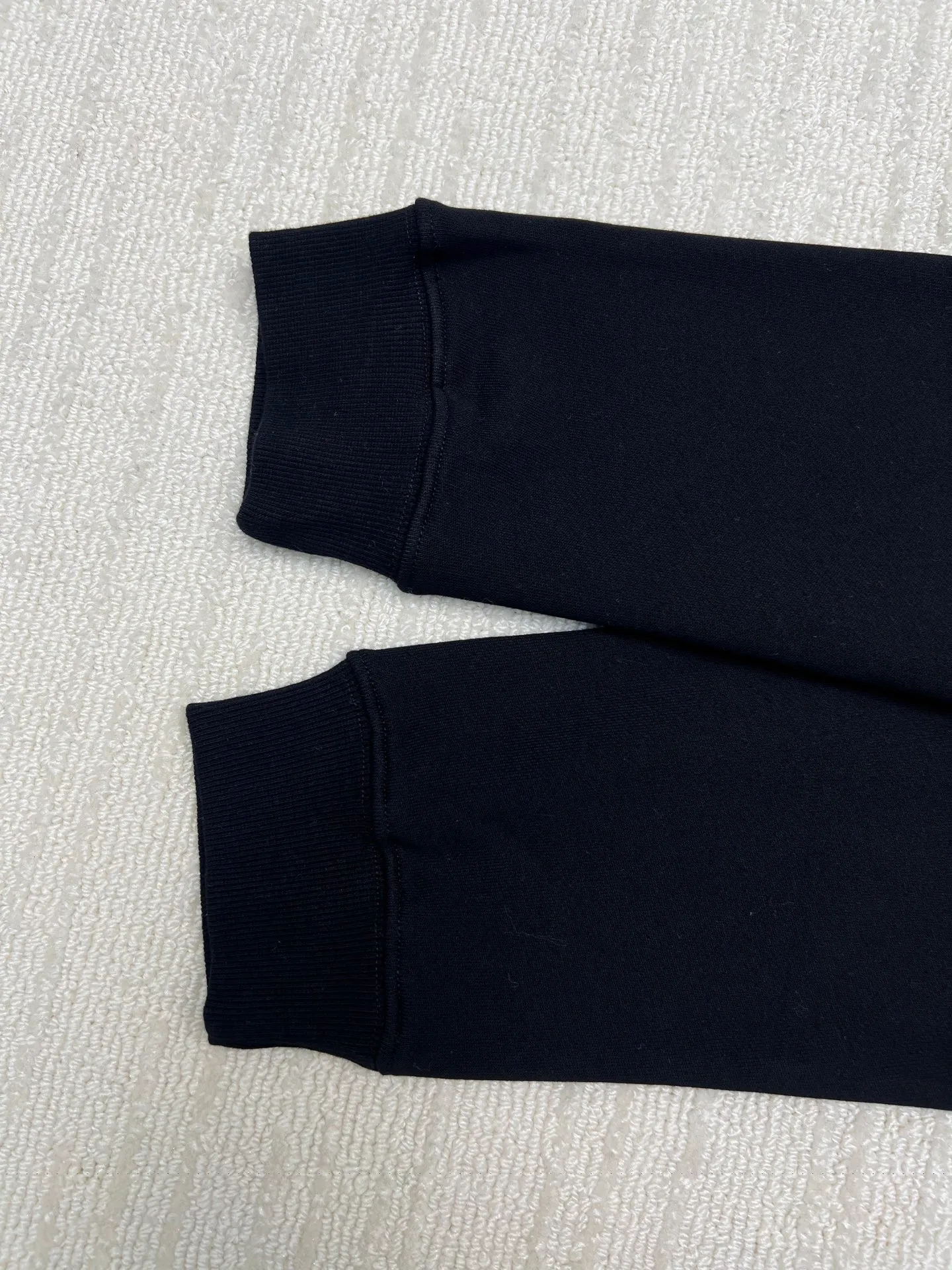 P350 𝗖𝗵𝗿𝗼𝗺𝗲 𝗛𝗲𝗮𝗿𝘁𝘀Cro Heart Pure cotton terry zipper hooded jacket High weight cotton double yarn 380g large terry fabric, fixed and dyed matching ribs, customized full set of accessories, clear letters and perfect restoration without difference. High-end atmosphere, full of class, imported rubber paddle printing graphics and customized bead blasting technology, all wiring is a special machine chain double line.  Size: M L XL XXL